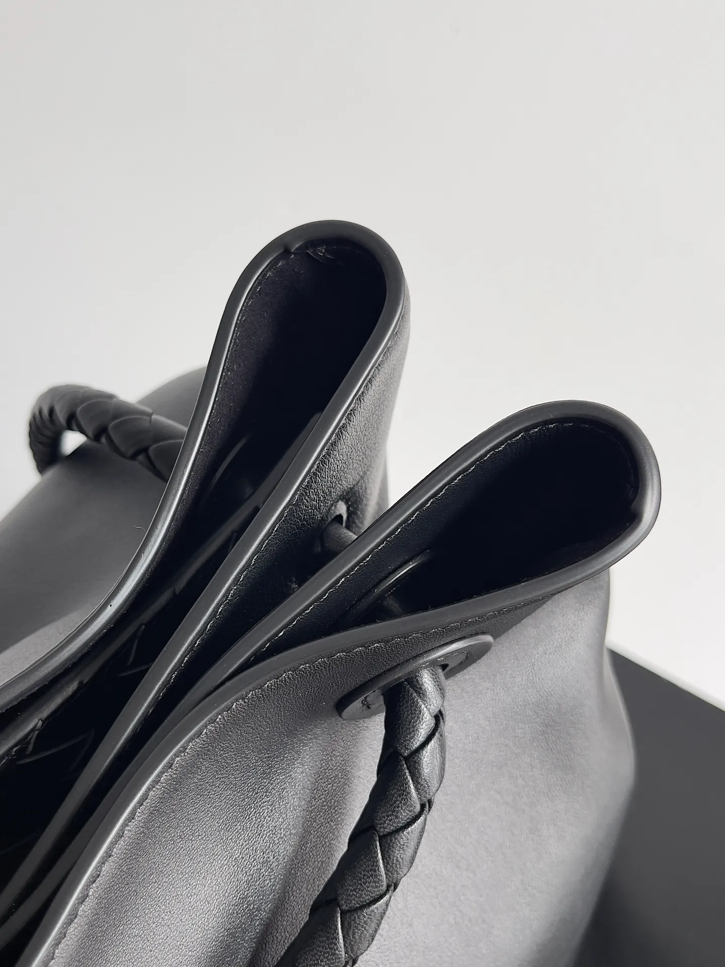 Batch 2960 BV The all-leather Andiamo is new, a very casual splayed buckle bag, which also means that its weight is very light, which greatly reduces our burden when going out for shopping. It can be carried cross-body, hand-held, or carried under the armpit. Taking into account the different backpacking habits of people, the simple design brings us more inspiration. Matched with various keychains and dolls, it will become the finishing touch in the outfit. Medieval style and modern style can also be perfectly blended🫧🫧 Style number: 709683 Size: 42*35*18cm
